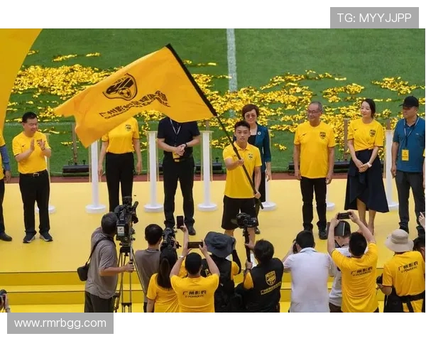 广州足球队实力引发热议球迷观点交锋与未来展望