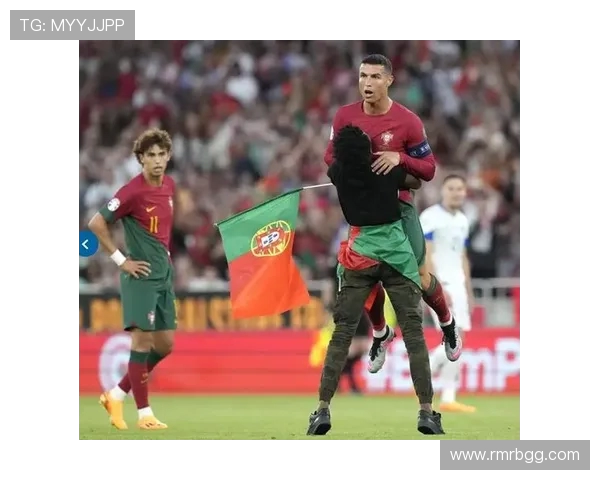 球迷疯狂举动冲进场内抢C罗球衣引发热议