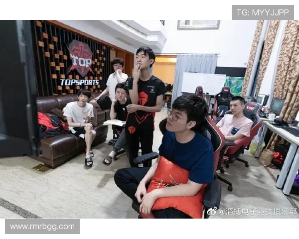 重庆飞盘队在世界街舞大赛中以71分领跑积分榜展现强劲实力