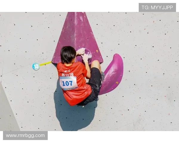 南京攀岩队与杭州攀岩队赛后复盘团队协作的成功与不足分析